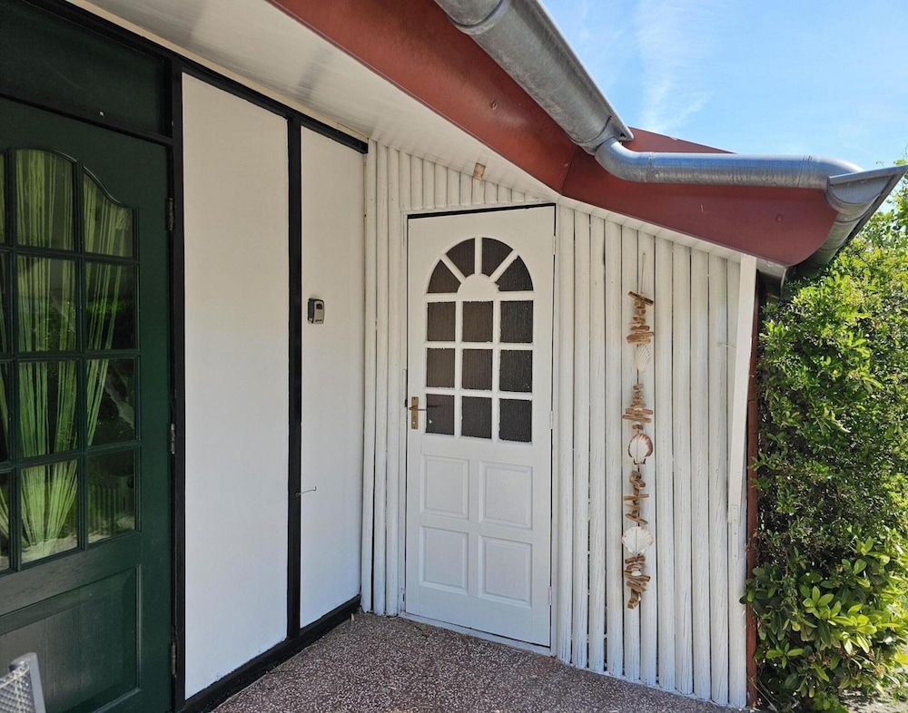 Bungalow in Park With Fenced Garden