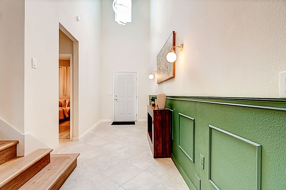 15807 Luxury 8 Bedroom Family Home With Game Room