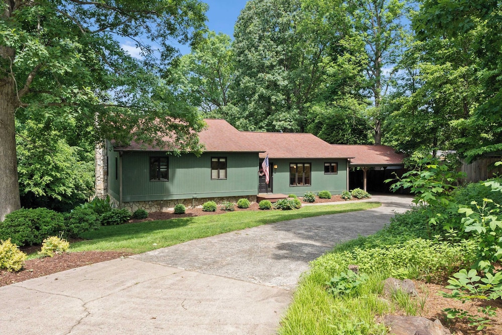 Shady Daze: Waterfront Home w/ Deck, Hot Tub & Lake Views