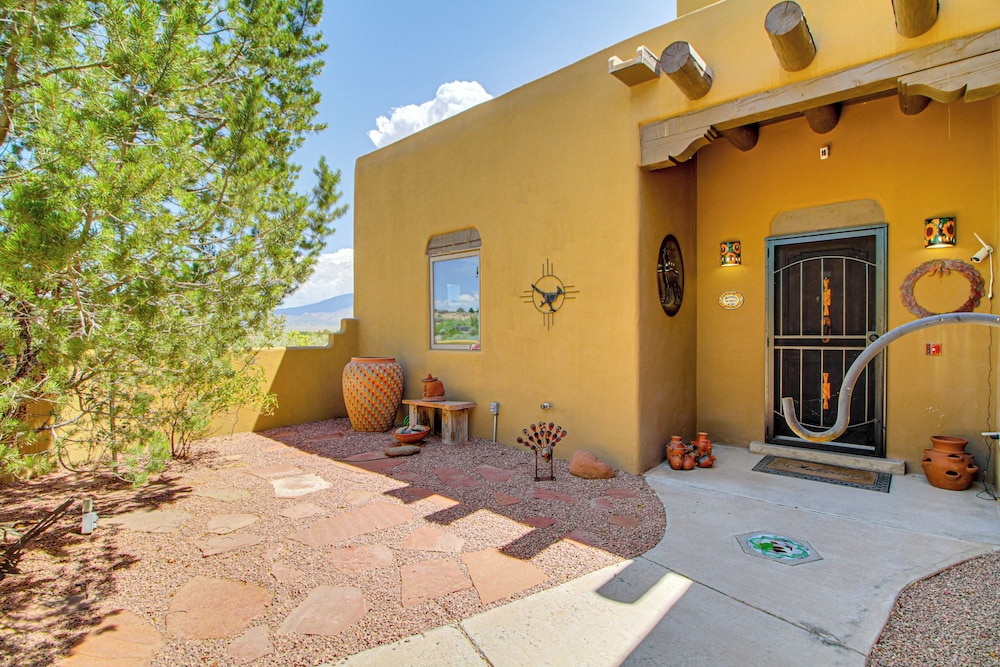 Stunning Sandia Mtn Views: Rio Rancho Retreat