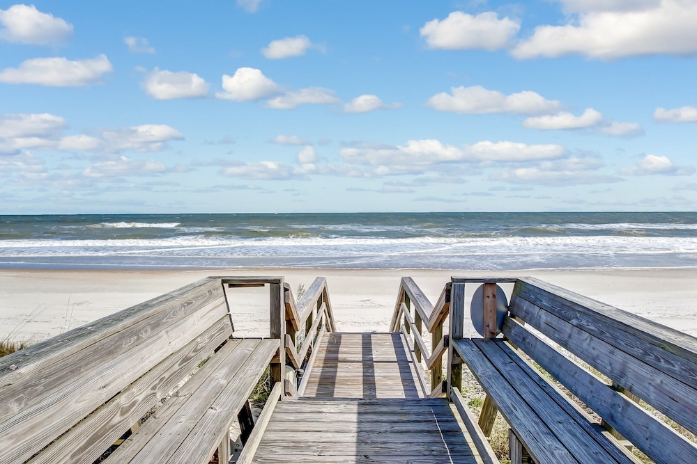 Ocean View Condo, Easy Acces to the Pool and Private Walkway to the Beach by RedAwning