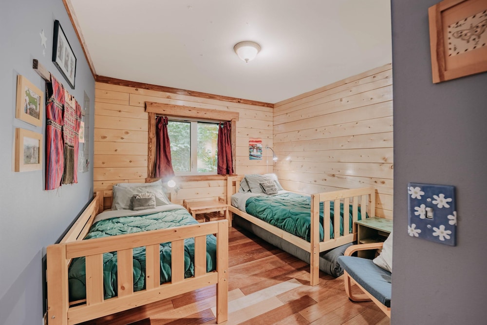 21GS - Log Cabin - Pets Ok - Sleeps 6 view 2