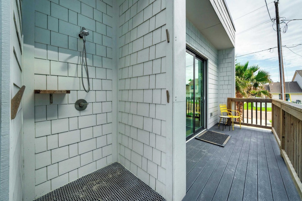 Sleeps 20 2 Modern Homes w/ Private Pool, Deck+patio 3-min Walk to the Beach