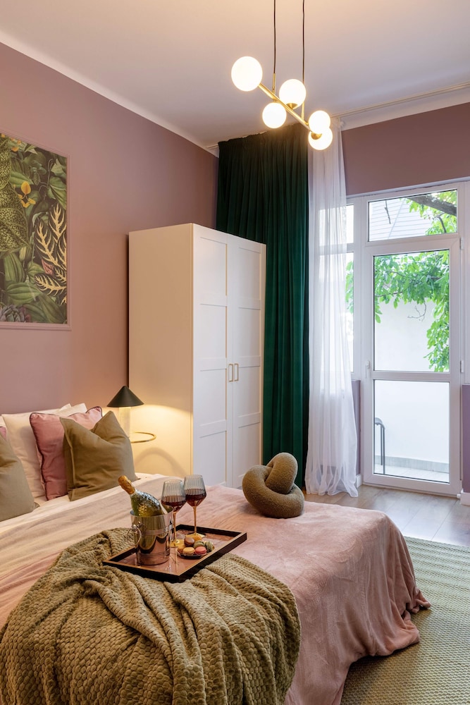 Delightful University Square 1BR, Balcony Church Views