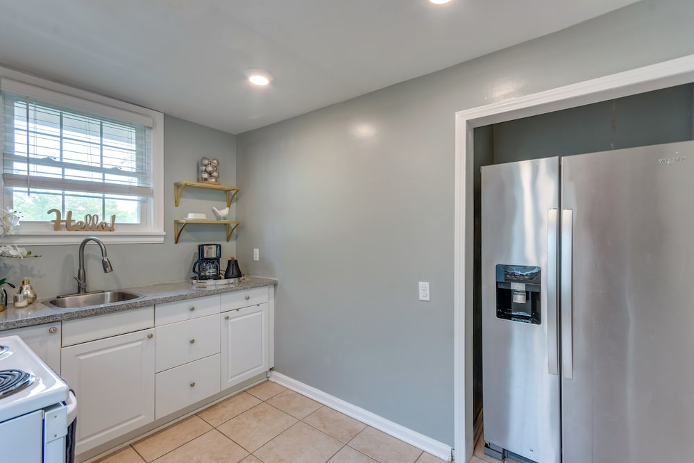 2 Mi to Dtwn Pensacola: Charming Apartment