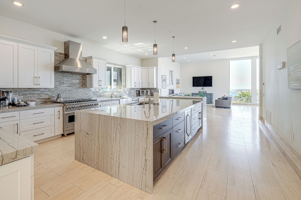 Pool & Coastline Views: Luxe La Jolla Home