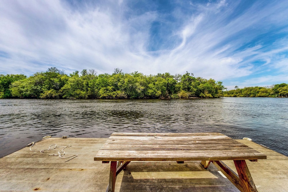 Beautiful, Waterfront log Home w/ Nature Views