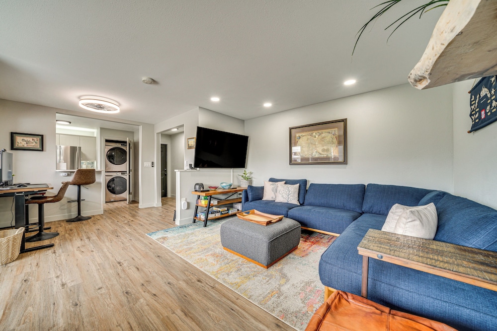 2 Blocks to Beach Park: Cozy Seattle Townhome