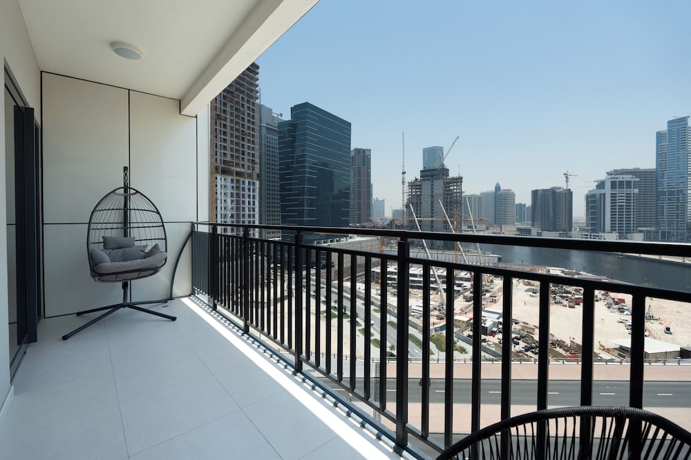 KeyRock Living - Elegant Lake View Apt