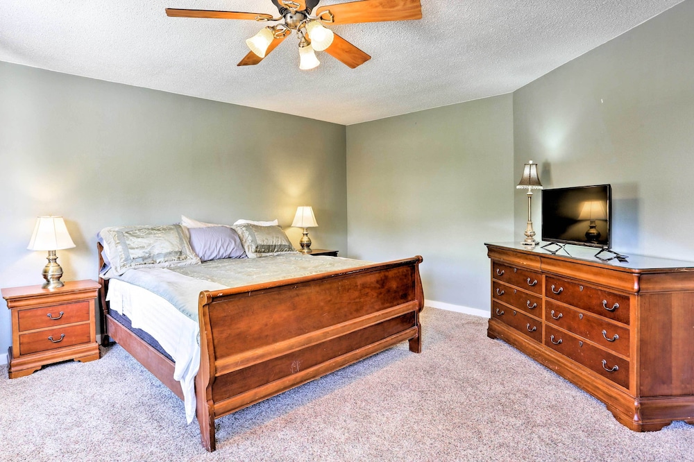 Walk to Downtown: Custer Retreat w/ Fire Pit! view 4