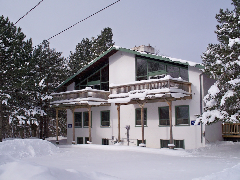 Spacious 8 bdrm Cottage, Hot Tub, Sauna, BBQ, Private Beach Access, Petfriendly-0