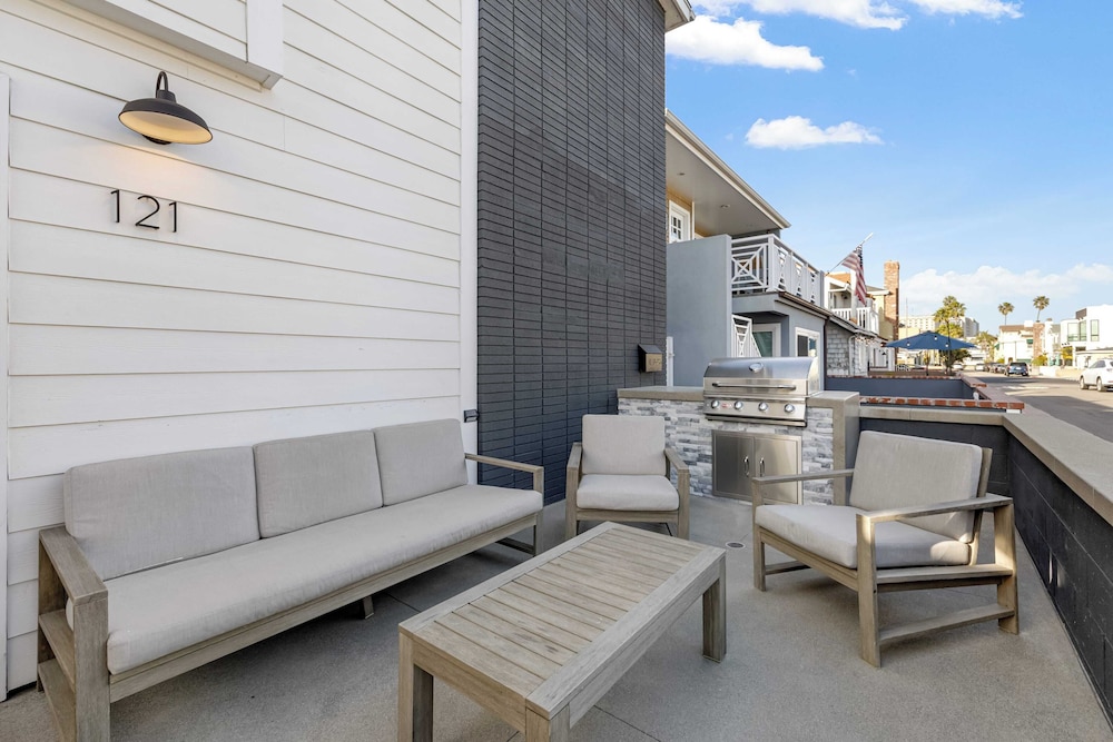 Steps to Sand! 2 Homes in 1 Sleeps 19, Outdoor Space, Walk to Shops & Dining