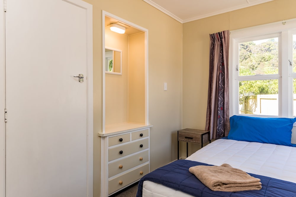 Waitangi Beach Bach 30A