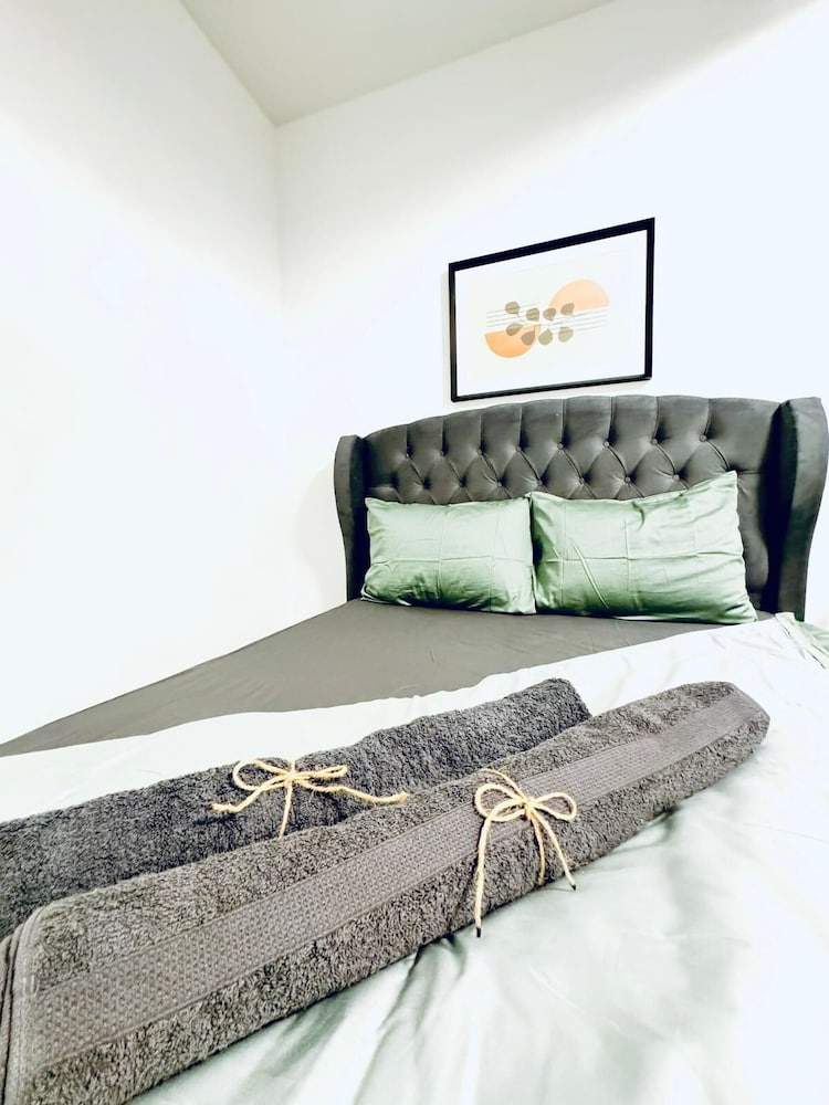 Spacious 7BR Apartment Prime Location