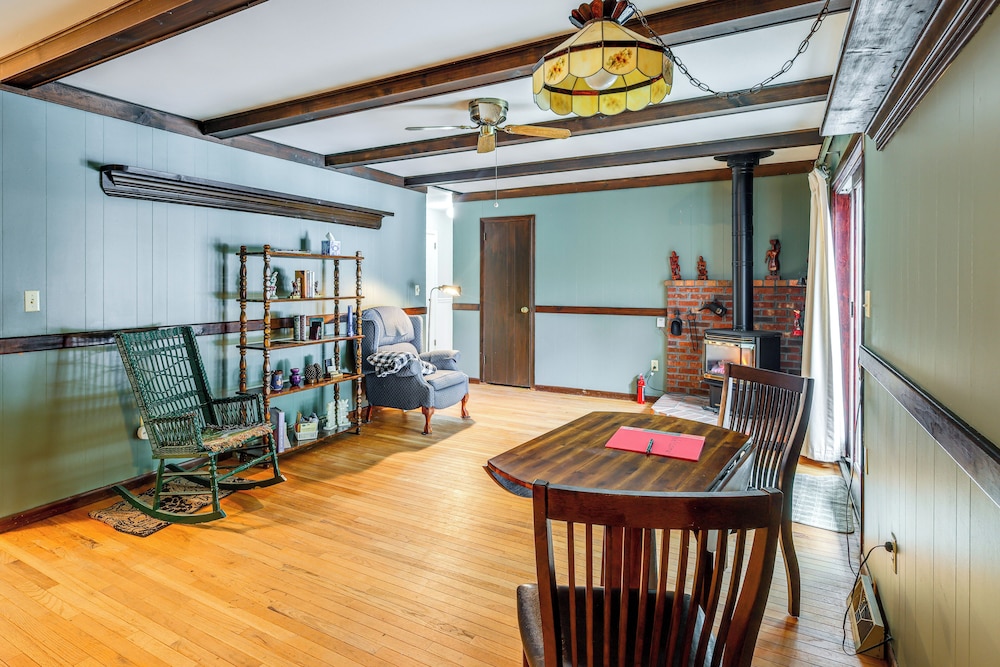 9 Mi to Lake George Village: Home in Queensbury