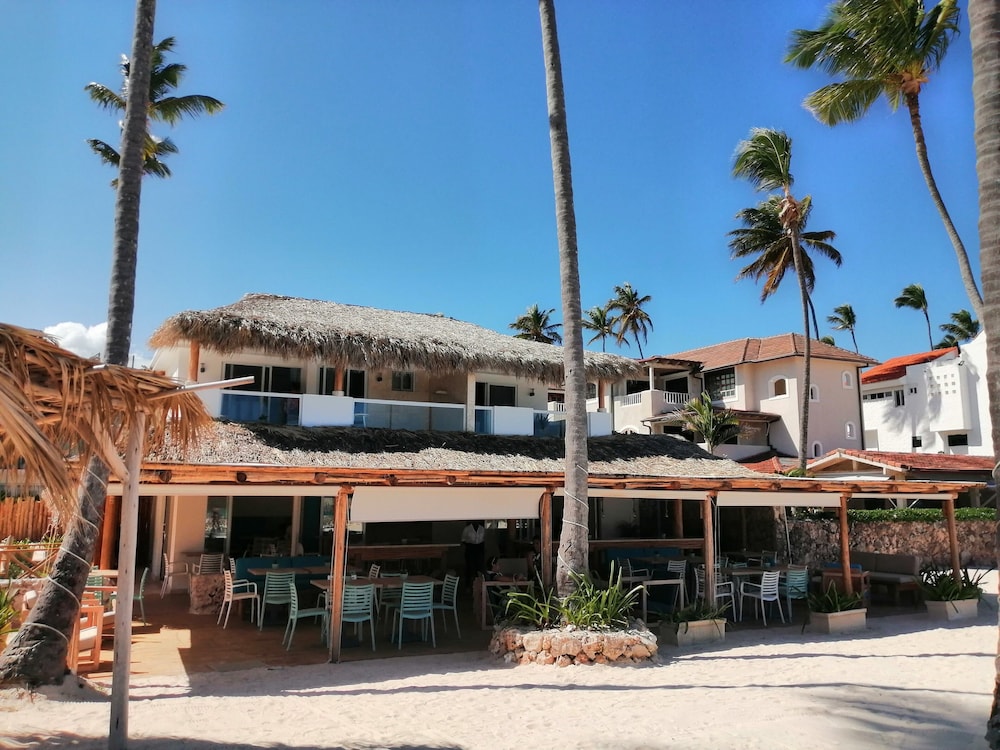 Los Corales Beach Village