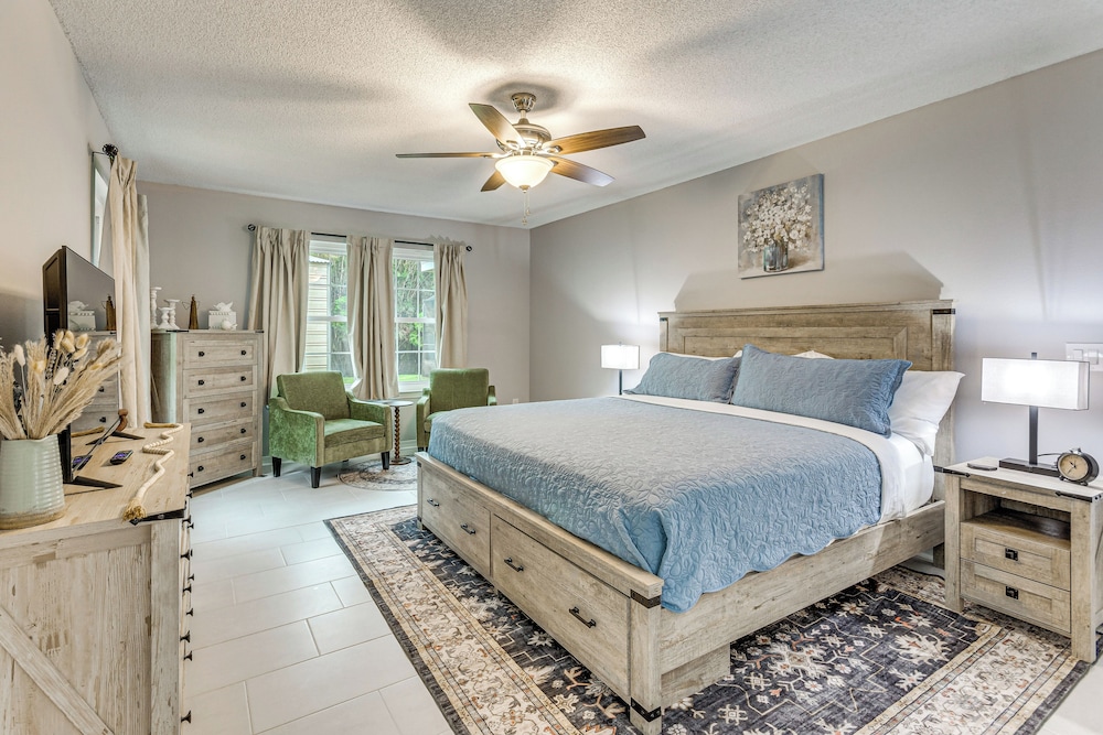 1 Mi to Zoo: 'rustic Bungalow' Gem in Gulf Breeze!