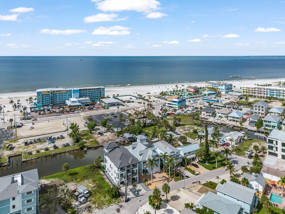 571 Seabatical: Canal Front With Pool! 5 Bedroom Home