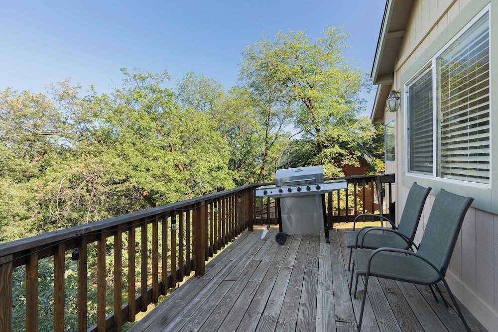 Alpen Drive by Avantstay Private Deck and Views