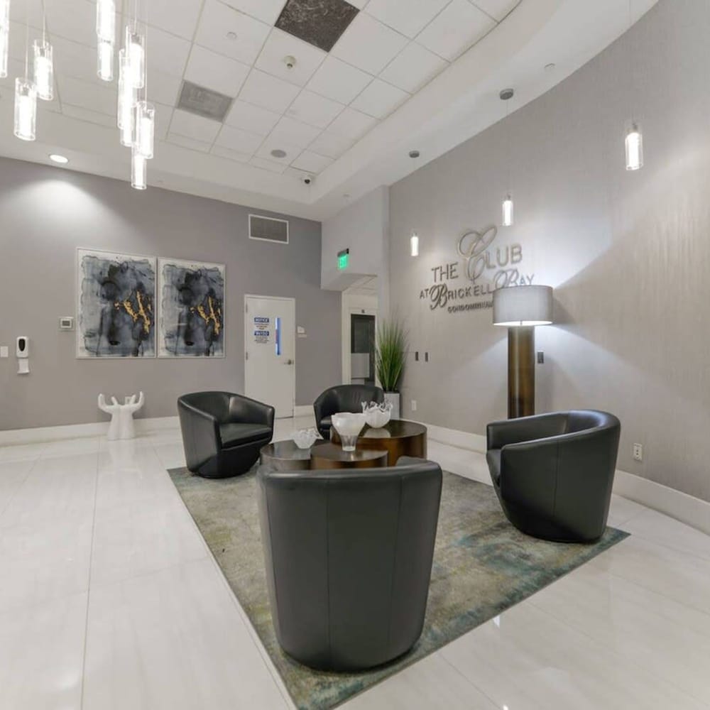 Modern 1-br Condo in Upscale Brickell Locale