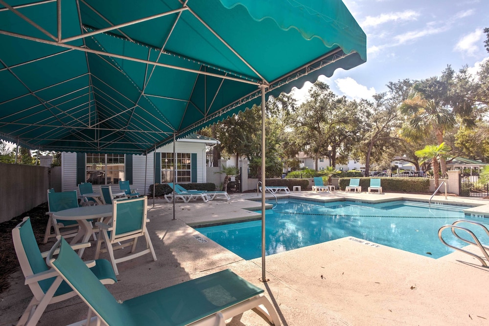 Chic St Simons Townhome w/ Patio  Pool Access! - Property Image 1