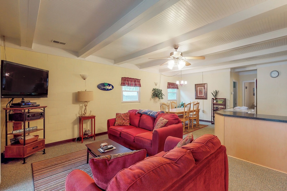 2BR Lakefront Lake Murray Home w/ Dock & Deck