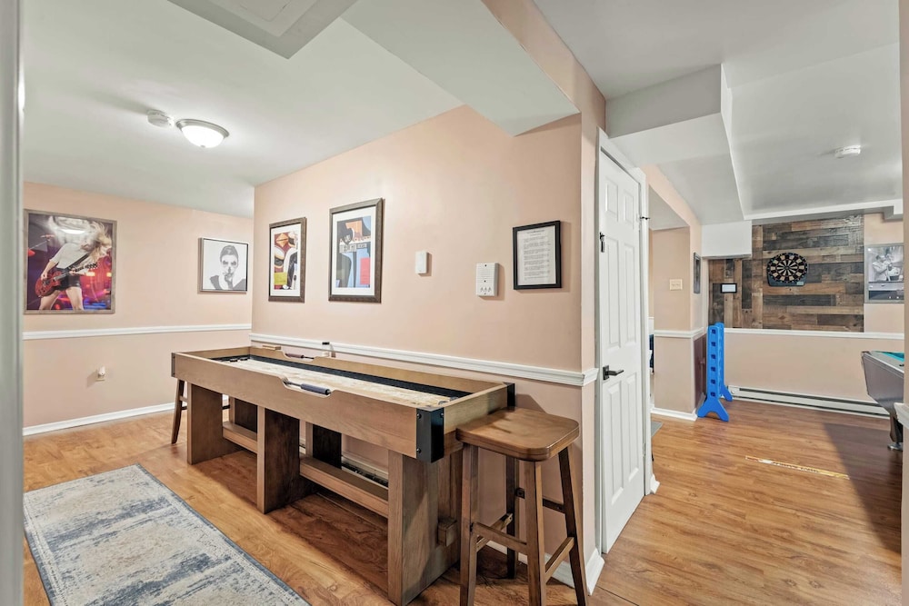 Lakeview Retreat w/ Kayaks, Game Room, Firepits Gated Community w/ Lake + Beach Access
