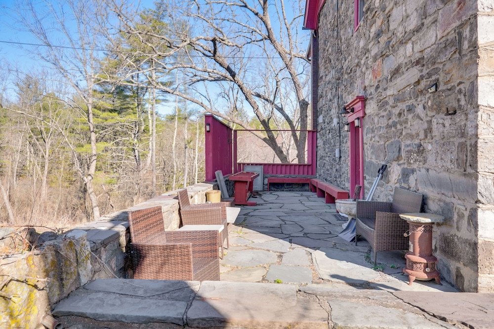 Pet Friendly: Historic East Stroudsburg Manor