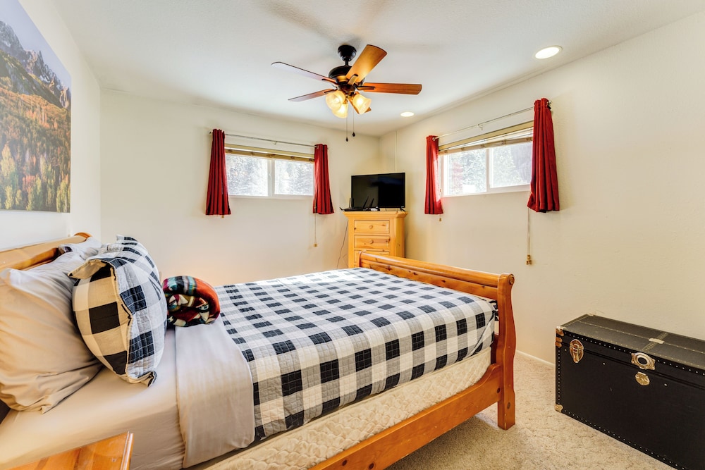 1/2 Mi to Skiing: Red River Condo w/ Free Shuttle!