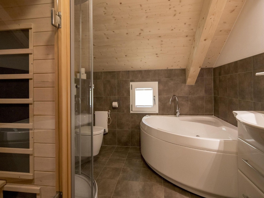 Lavish Chalet in Sankt Georgen With Jacuzzi