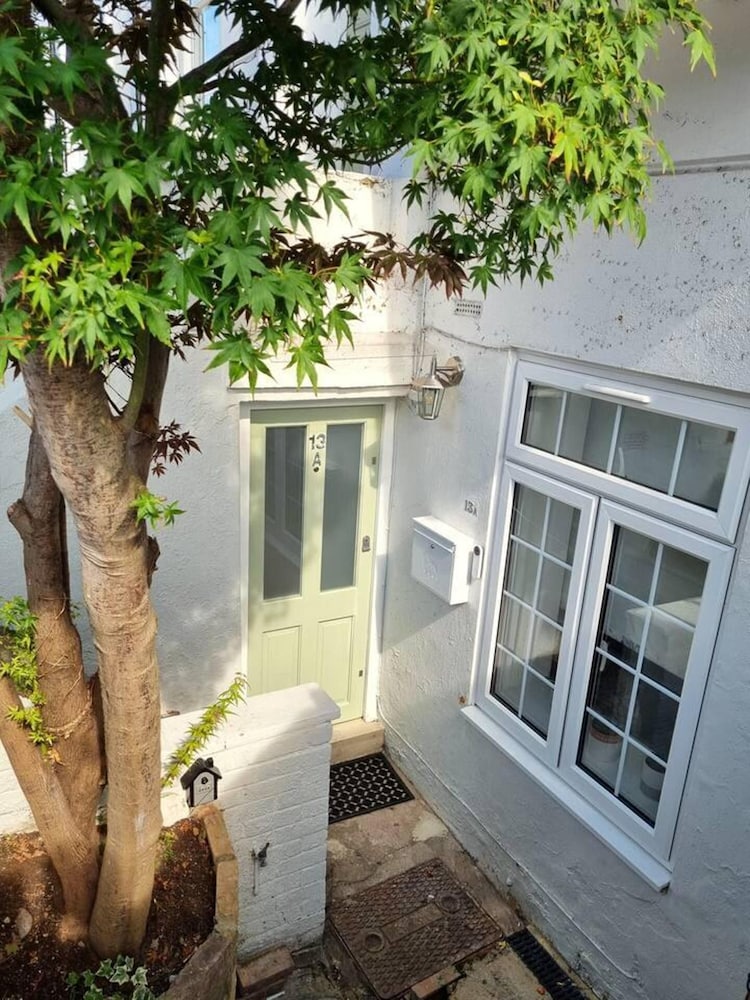 Spacious & Renovated 1-bed Garden Flat in London