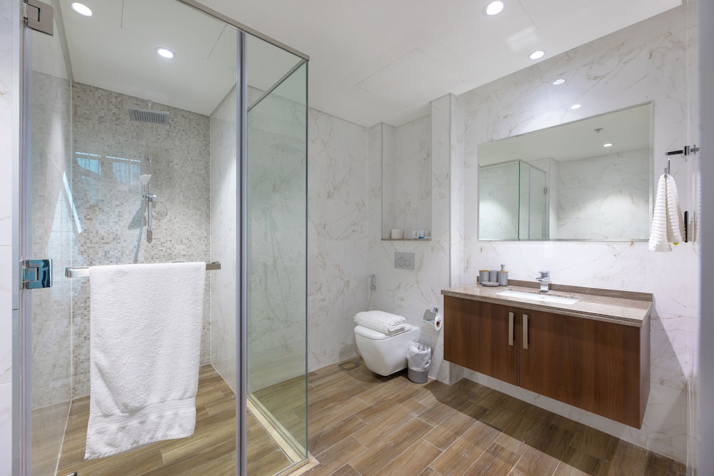 SIMPLY COMFORT Urban Chic Suites in J One Tower City & Canal Views