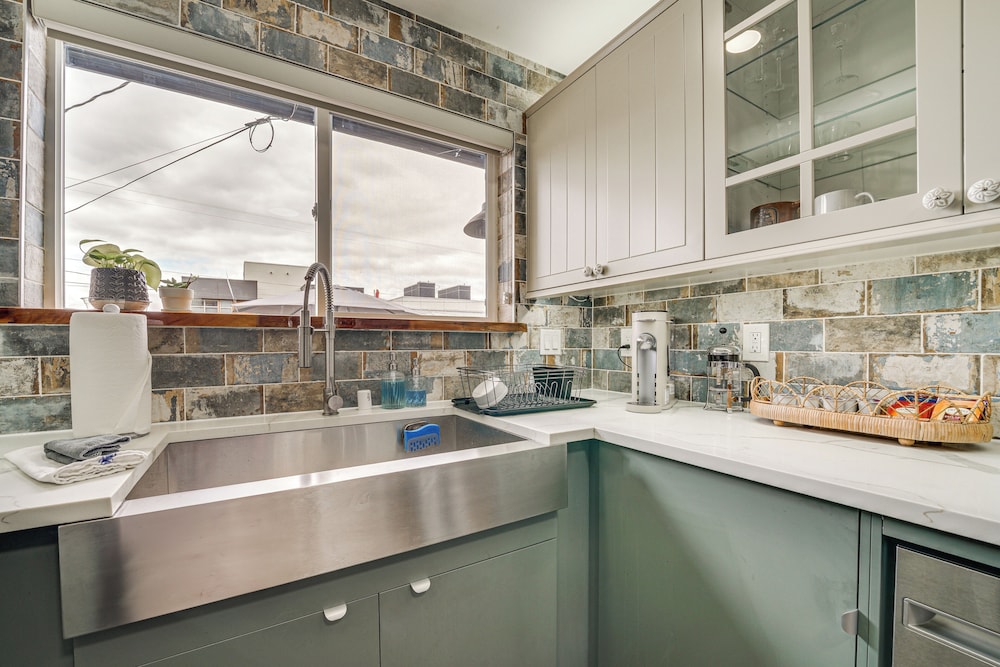 2 Blocks to Beach Park: Cozy Seattle Townhome