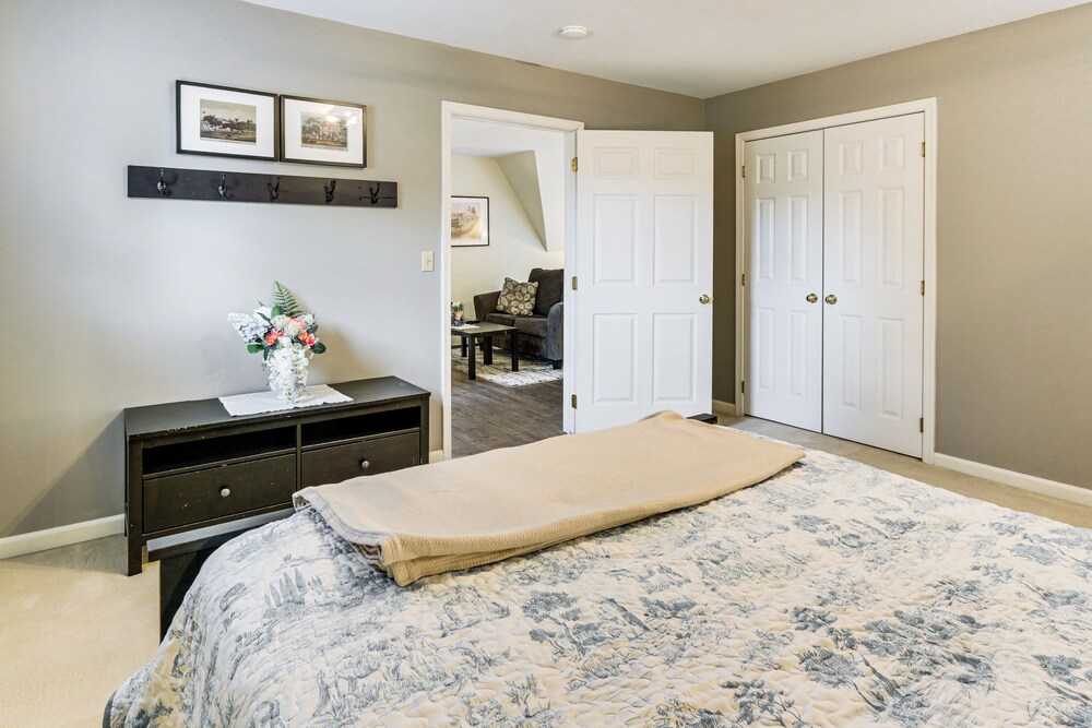 Walk to Town: Charming Unit w/ Balcony in Bedford!