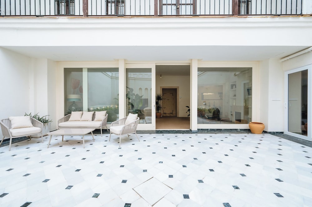 Luxurious Apartment with Patio and Pool