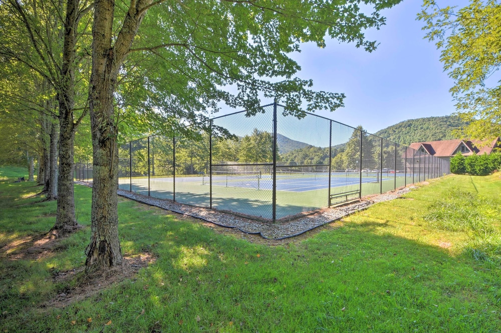 Chalet w/ Mtn Views & Golf Course Access!