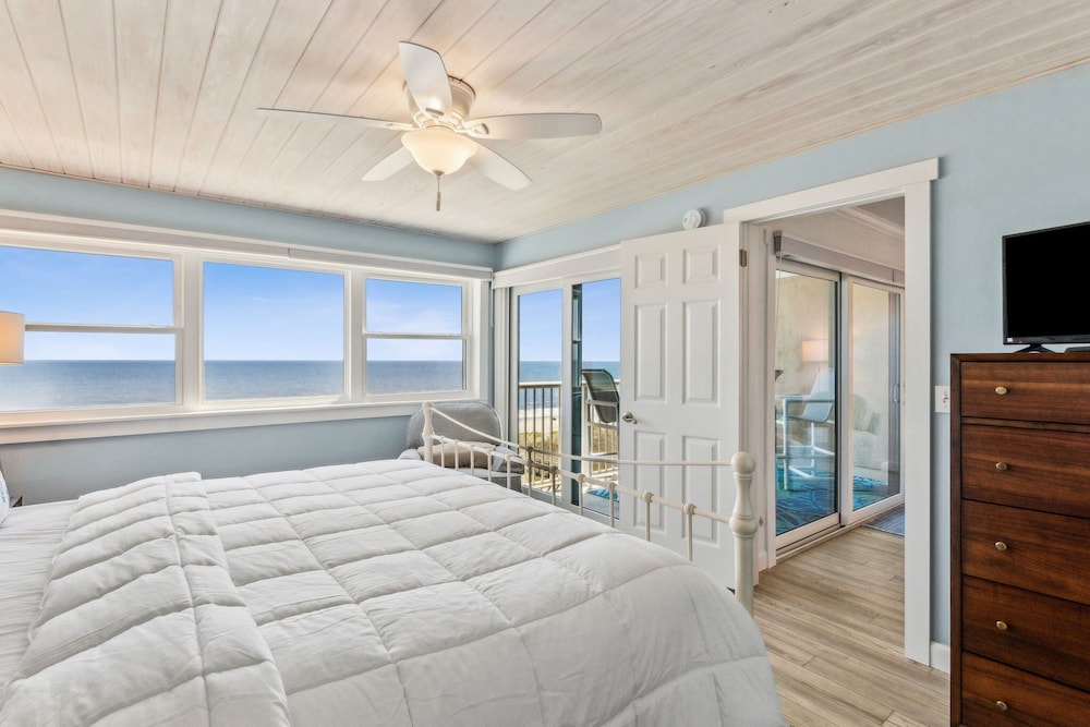663 Amelia By The Sea 2 Bedroom Condo