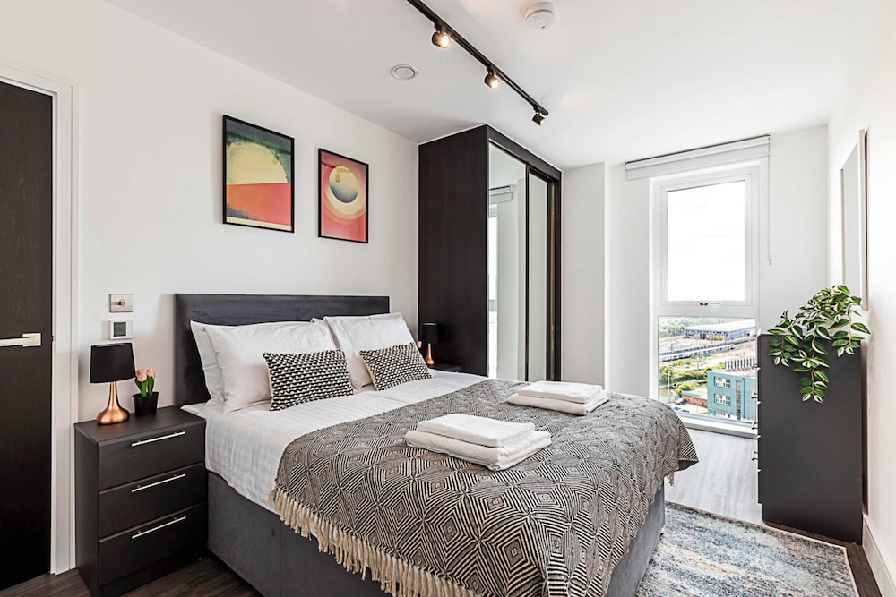 Chic and Sleek Sky-high Apartment view 3