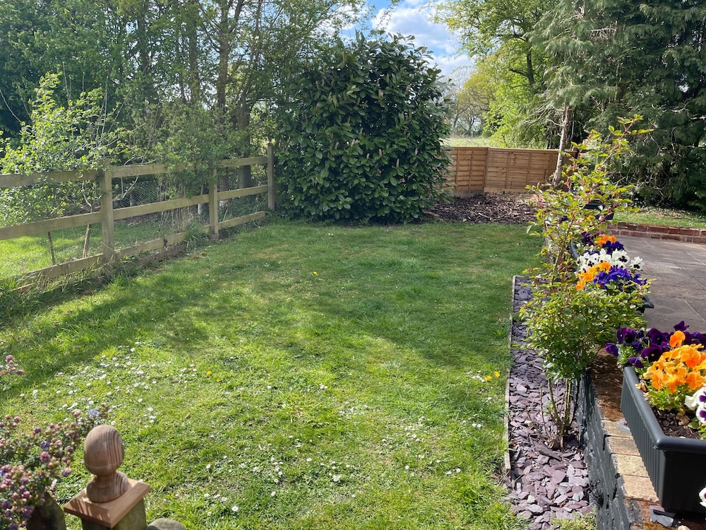 The Tack Room Cottage - Sleeps 4, Garden & Parking