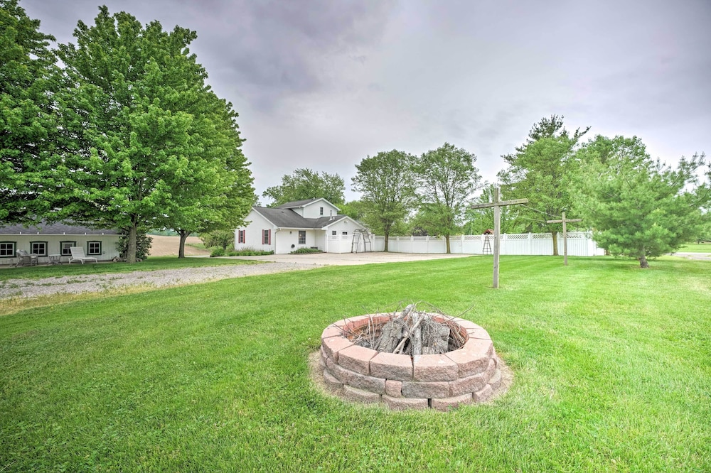 Beautiful Irish Hills Farmhouse w/ Fire Pit!