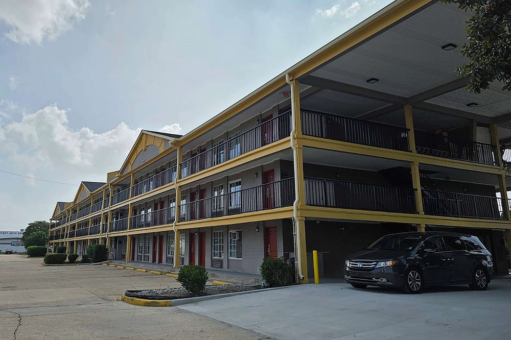 Hotel Super 8 by Wyndham Metairie - Image 1