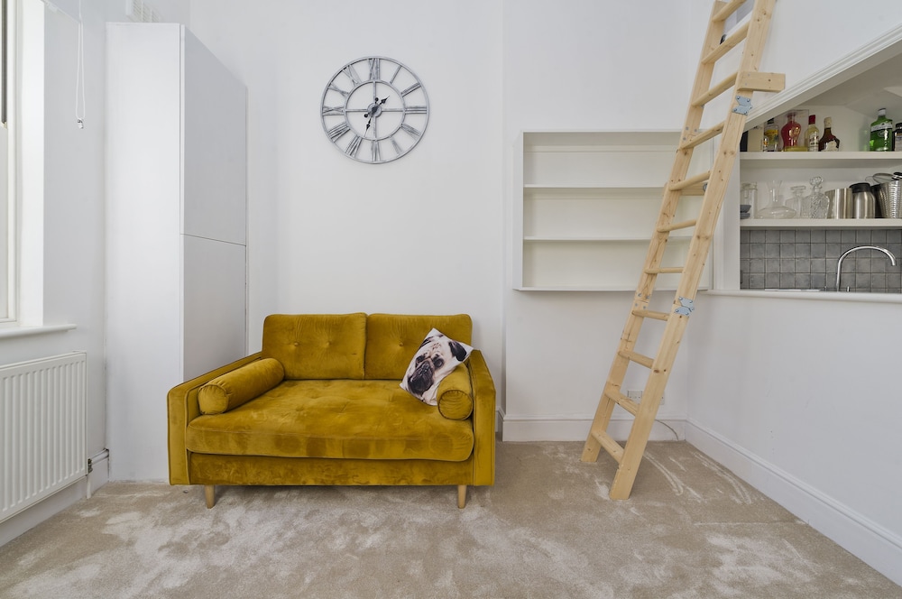 Bright one Bedroom Apartment With Balcony in Maida Vale by Underthedoormat