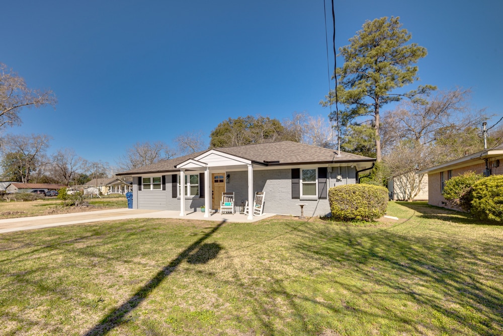 Pet-friendly Tomball Cottage: Steps to Downtown! view 4