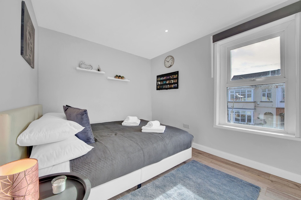 Lovely 1-bed Studio in West Drayton view 2