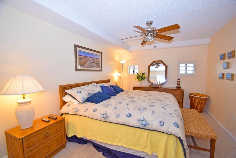 Carousel 2206 3 Bedroom Condo by RedAwning view 4