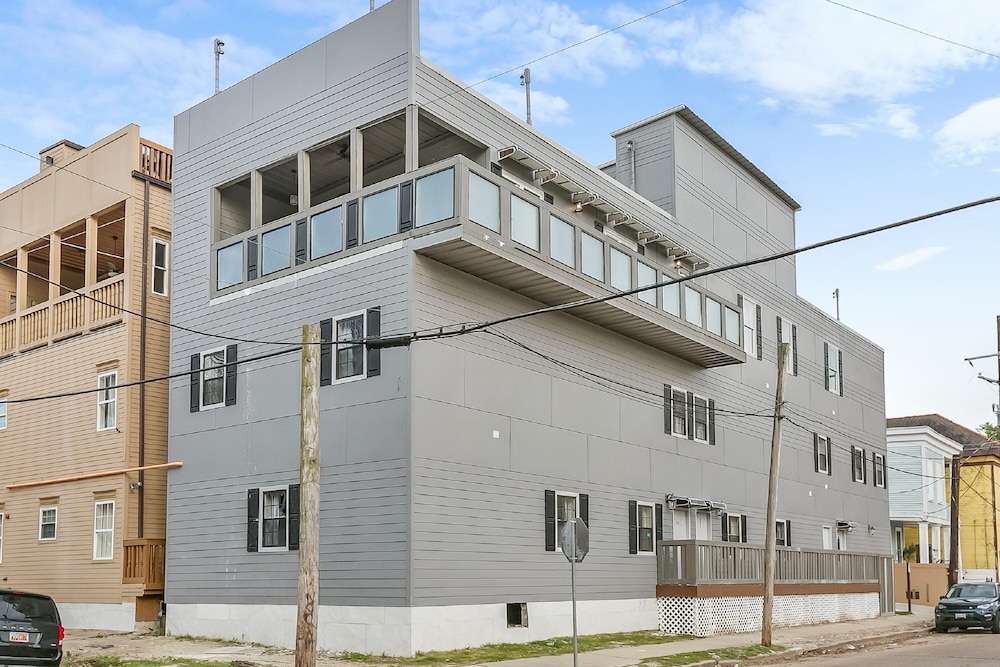Brand New Spacious 4BD photo 2
