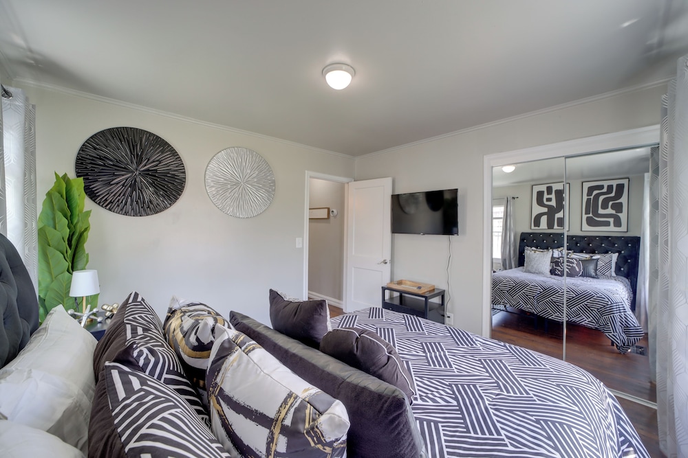 1 Mi to Tulsa Arts District: Home w/ Yard!