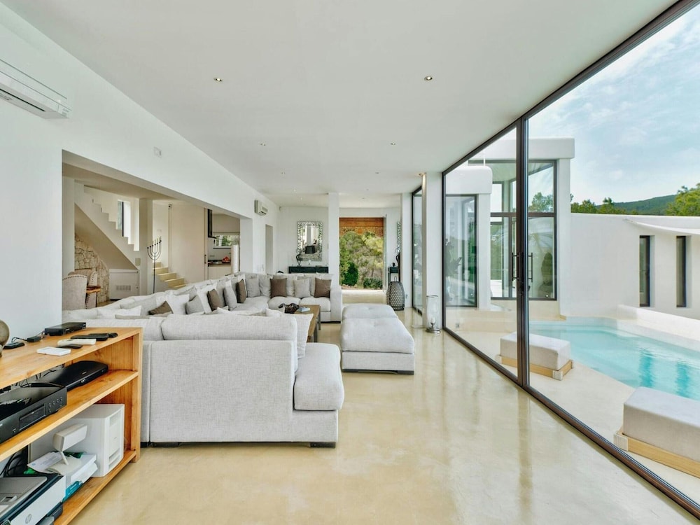 Holiday Home With Stunning Infinity Pool