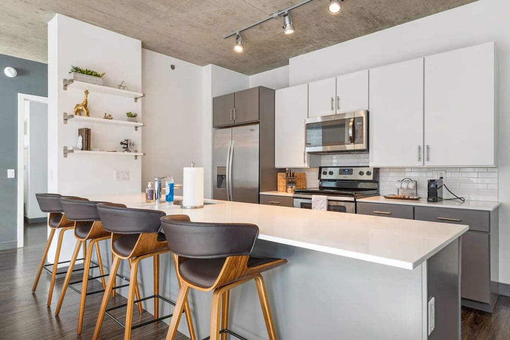 Group Home 3 Luxe Apts Spacious Central