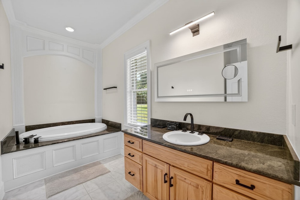 Lakeland Oasis Hot Tub, Lanai & Fire Pit 3 Bedroom Home